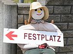 Pupe mit Schild Festplatz